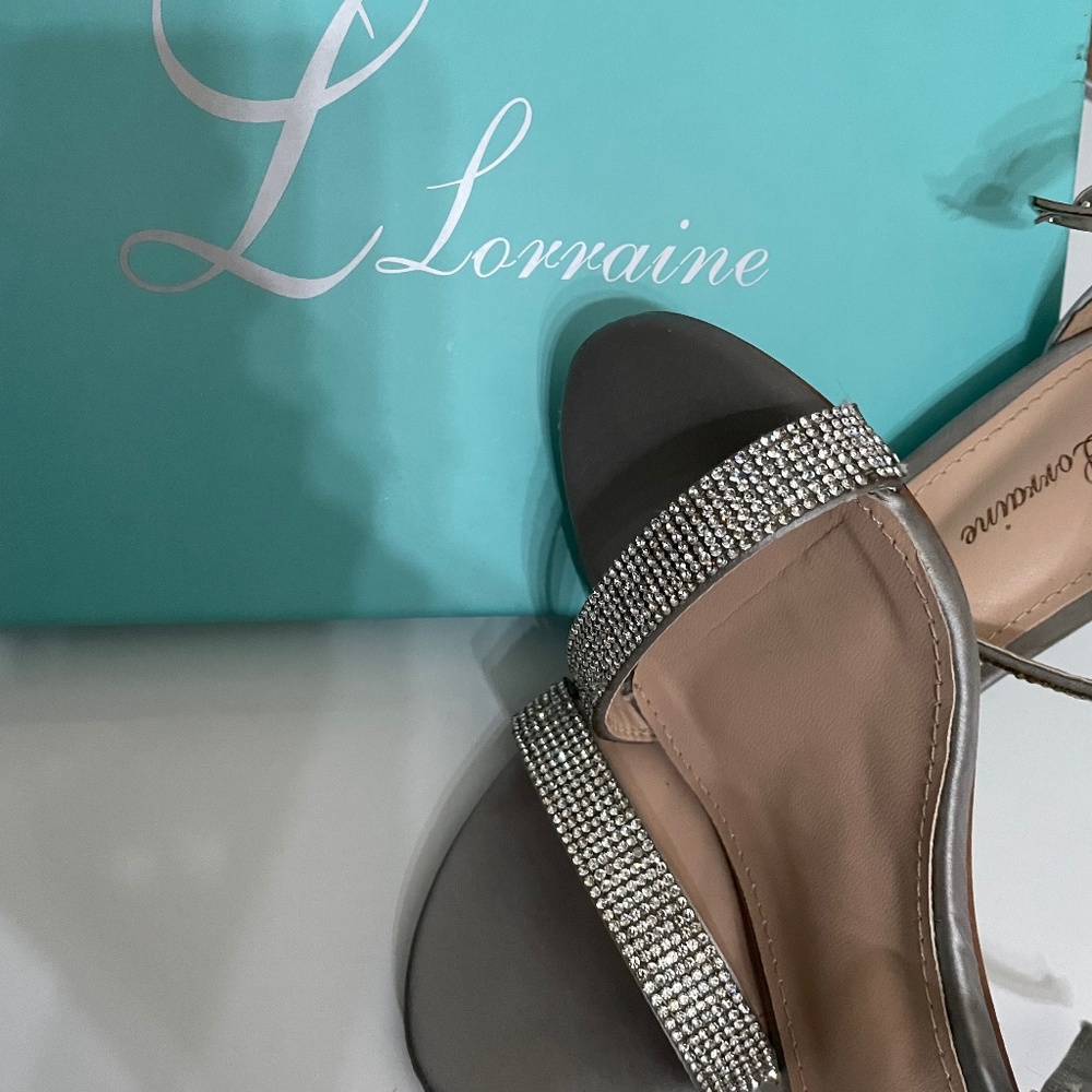 Beautiful women shoe all silver gems